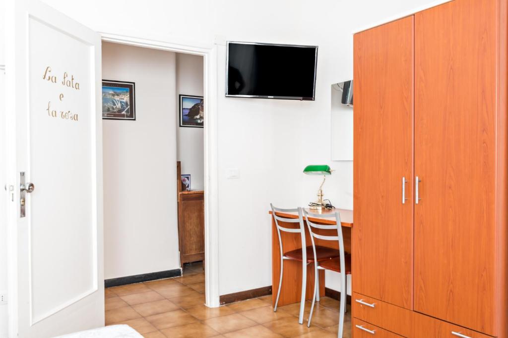 Lia Rooms 4 - 4