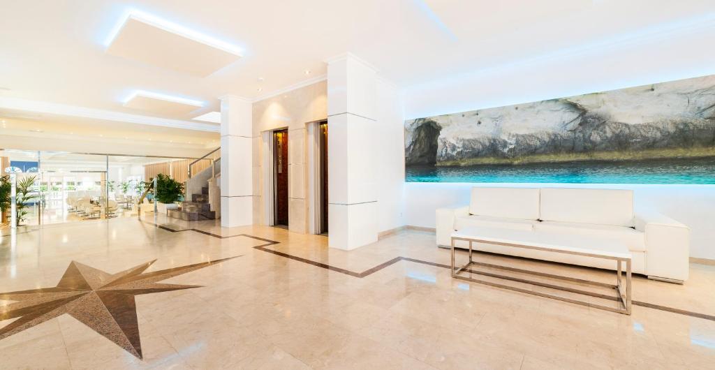 Globales Lord Nelson - Only adults — Hotel building in Santo Tomas, Balearic Islands