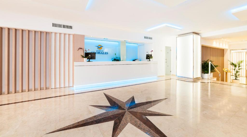 Globales Lord Nelson - Only adults — Hotel building in Santo Tomas, Balearic Islands
