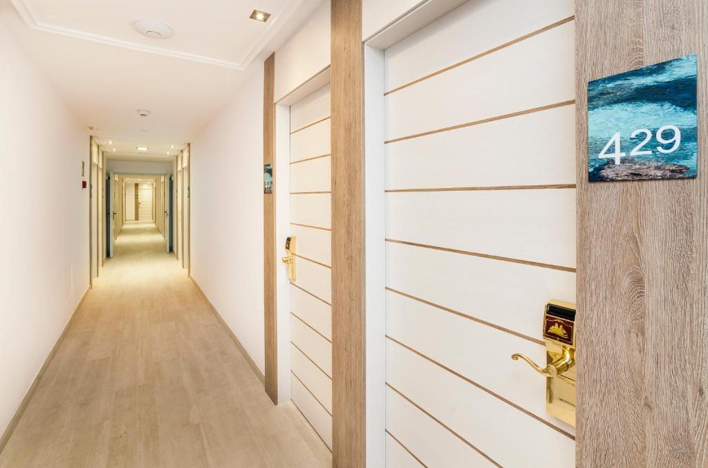 Globales Lord Nelson - Only adults — Hotel building in Santo Tomas, Balearic Islands