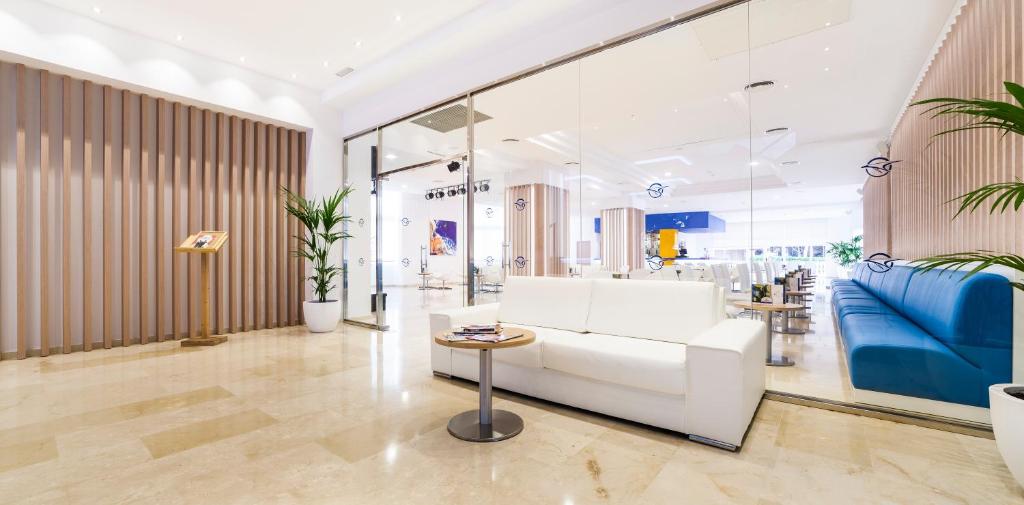 Globales Lord Nelson - Only adults — Hotel building in Santo Tomas, Balearic Islands