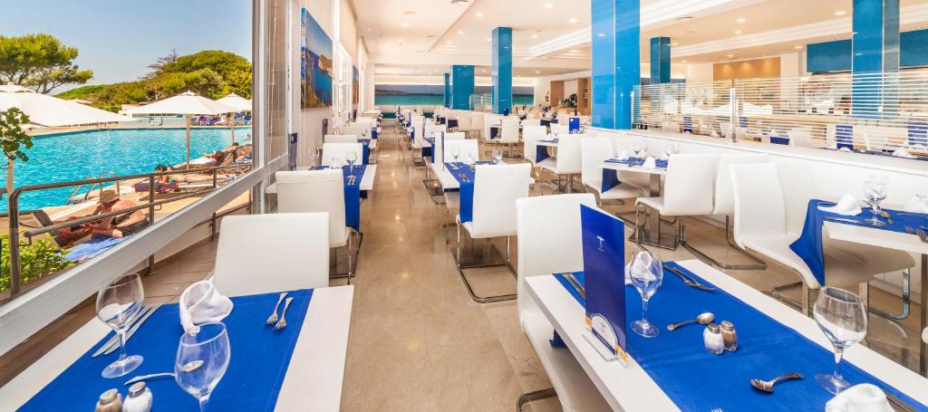 Globales Lord Nelson - Only adults — Restaurant & bars in Santo Tomas, Balearic Islands