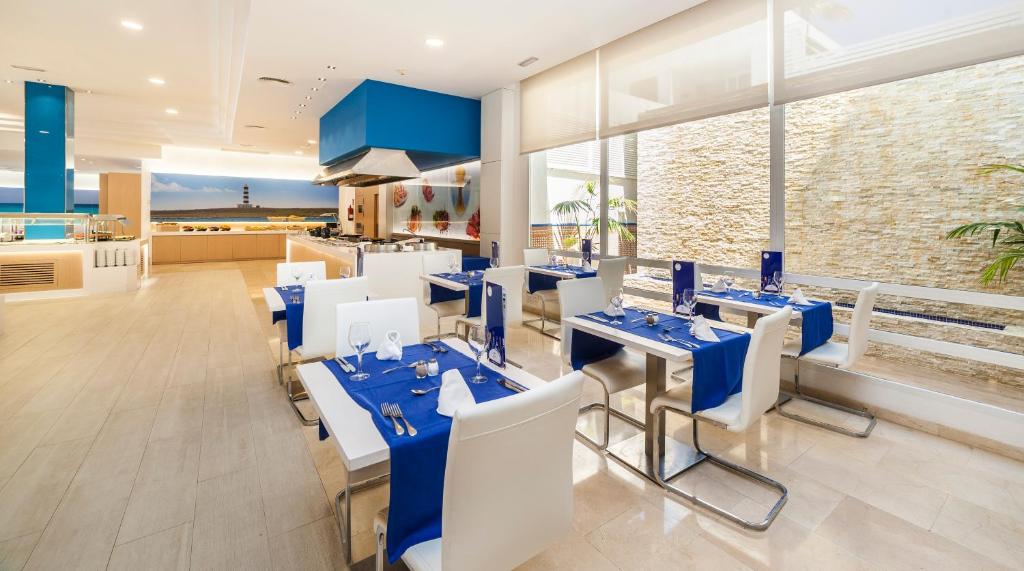 Globales Lord Nelson - Only adults — Restaurant & bars in Santo Tomas, Balearic Islands