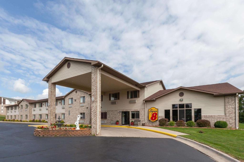 Super 8 by Wyndham Big Rapids, Big Rapids