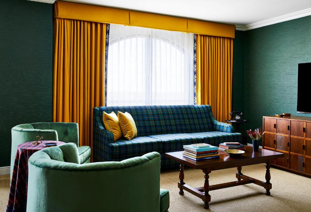 Graduate Annapolis Photo 4