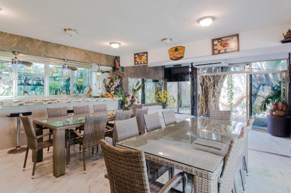 Private Villa 10 Rooms, Private Pool, Walk to Beach - 5