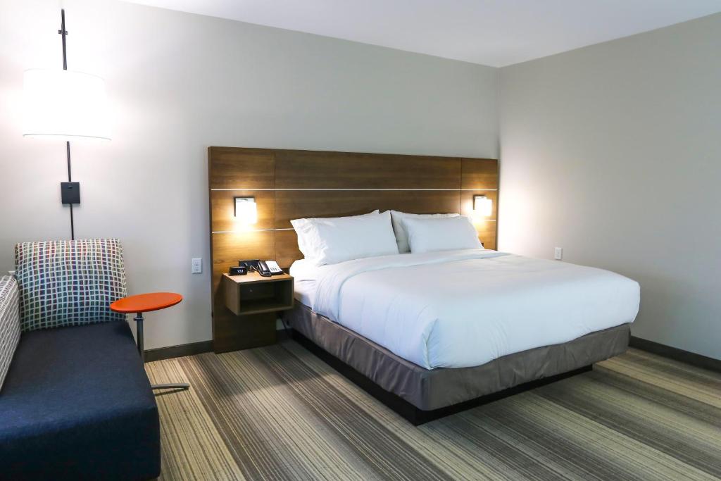 Holiday Inn Express & Suites Houston IAH-Beltway 8 photo