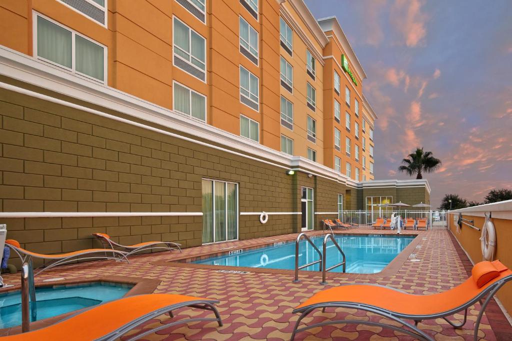 ホリデイ イン ジャクソンビル E 295 ベイメドウズ バイ IHG (Holiday Inn Jacksonville E 295 Baymeadows By IHG) スイミングプール