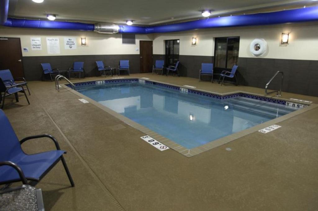Holiday Inn Express & Suites Huntsville Airport Photo 9