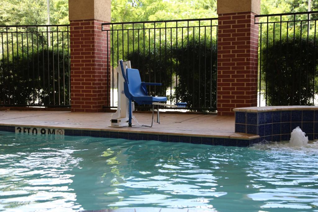 Swimming pool, Holiday Inn Express Hotel & Suites Deer Park By IHG in Houston (TX)
