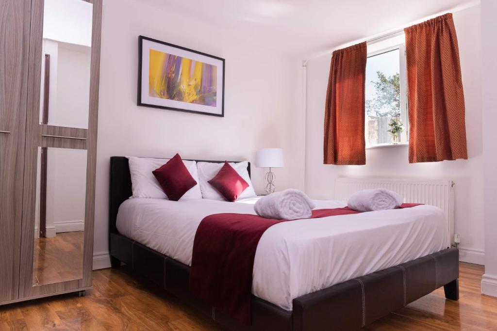 Alexandra Contractor House - FREE PARKING for Large Vans, FREE WiFi & Netflix By Firoz Property Management