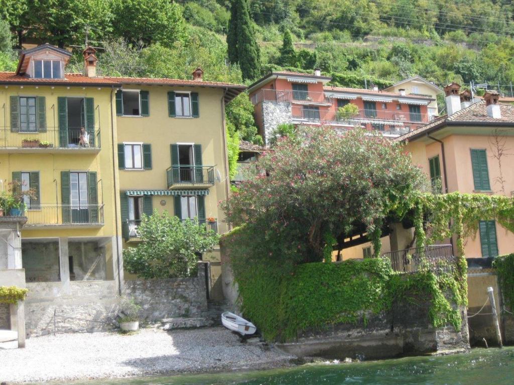 CASA IN RIVA AL LAGO - 1