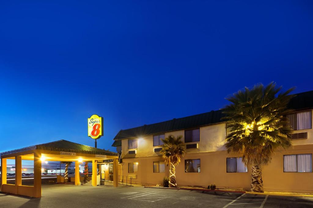Super 8 by Wyndham Alamogordo - White Sands, Alamogordo