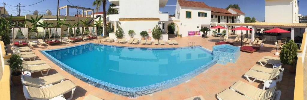 Oasis Beach Club — Swimming pool in Kavos, Ionian Islands