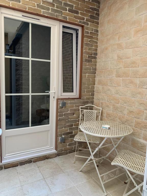 Eiffel Tower studio with patio - 2