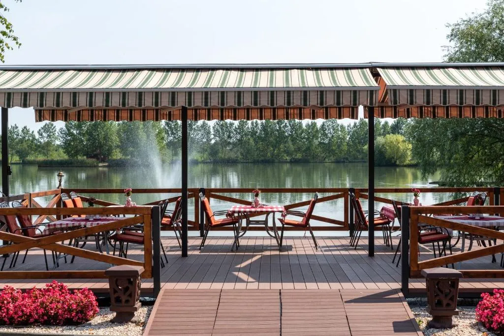 Hotel Bíbic és Tüskevár Étterem és Horgásztó, hotel v destinaci Nyíregyháza