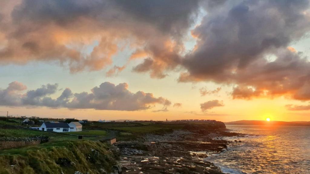 Spectacular ocean views & minutes to Cliffs- Clahane Shore Lodge photo