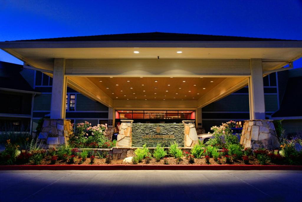 Entrance, LAKE ARROWHEAD RESORT & SPA in Lake Arrowhead (CA)