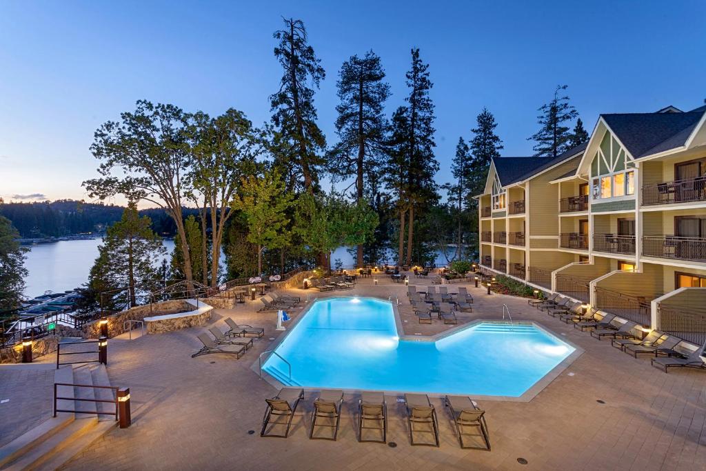 LAKE ARROWHEAD RESORT & SPA スイミングプール