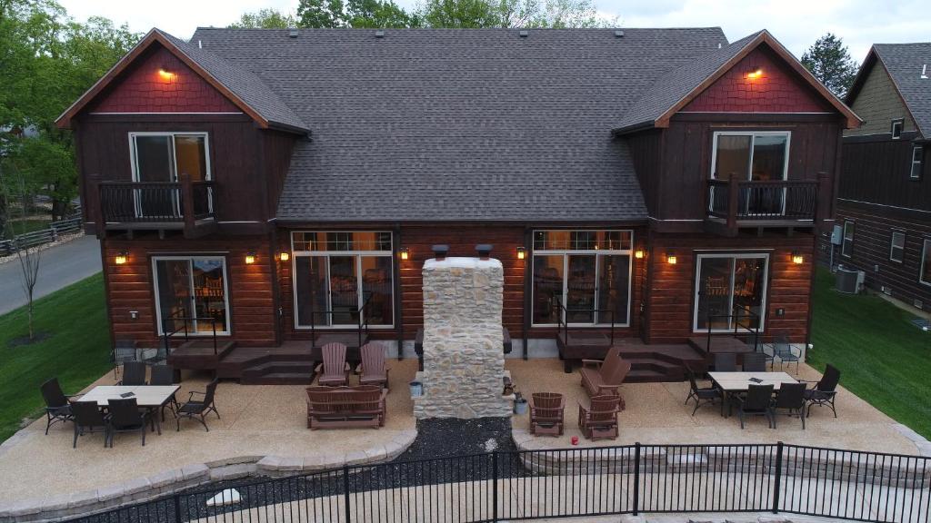 Luxury Lakefront Villa Lazy River HUGE POOL Kayaks 2Mi to SDCity, Branson