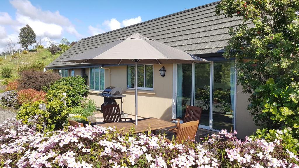 Exterior view, Golden Hills Farm Cottage with Swimming Pool in Nelson