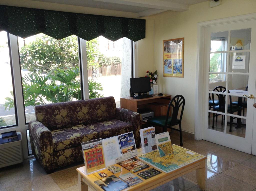 Days Inn by Wyndham Oceanside photo
