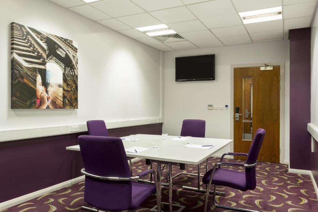 Holiday Inn Express Dunstable Photo 8