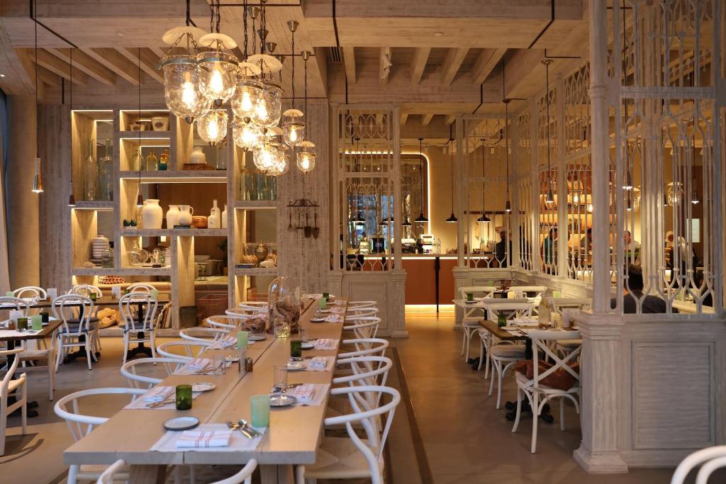 Restaurant, Naumi Hotel Dubai in Dubai