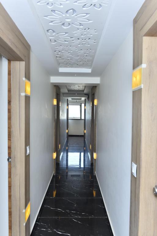 Hotel Royal King by Sky Stays photo