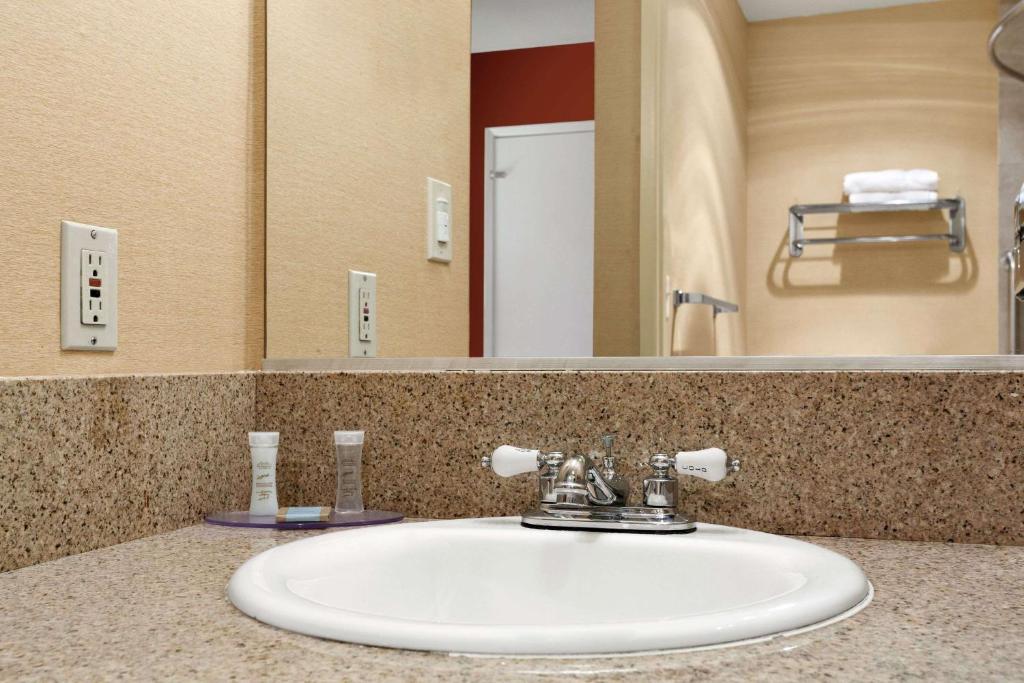 Travelodge Inn & Suites By Wyndham Gardena Ca Photo 9