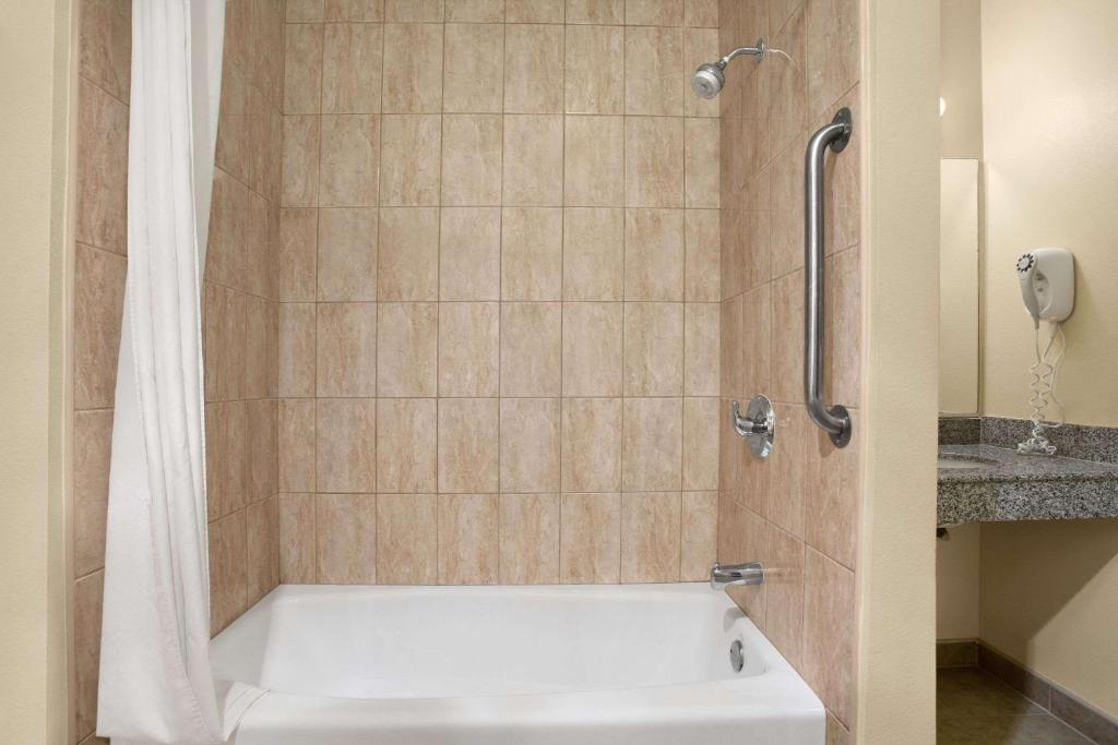 Travelodge Inn & Suites By Wyndham Gardena Ca Photo 10