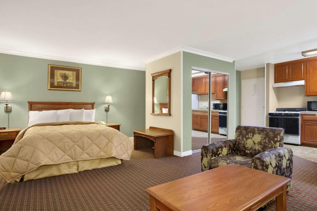 Travelodge Inn & Suites By Wyndham Gardena Ca Photo 13