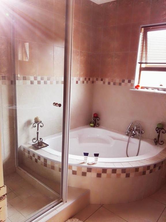 Rocky Ridge Guest House SELF Catering - No alcohol allowed photo