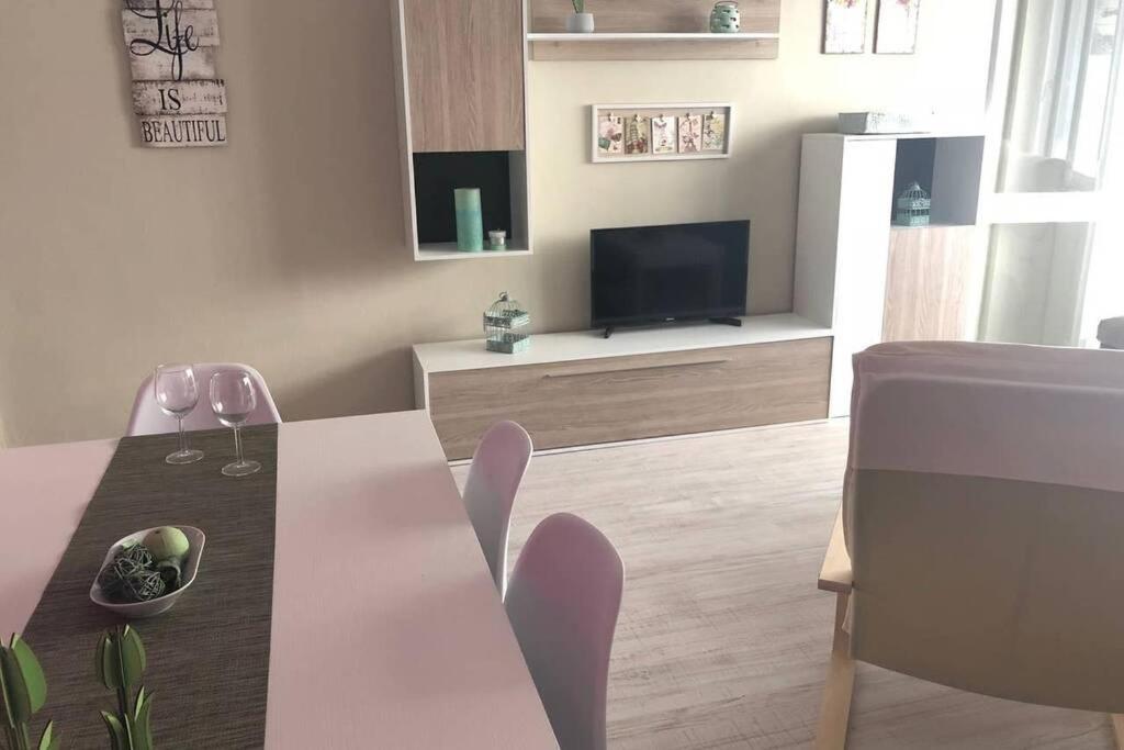CITY CENTER BIG APARTMENT-FAMILY & FRIENDS-5 Beds - 4
