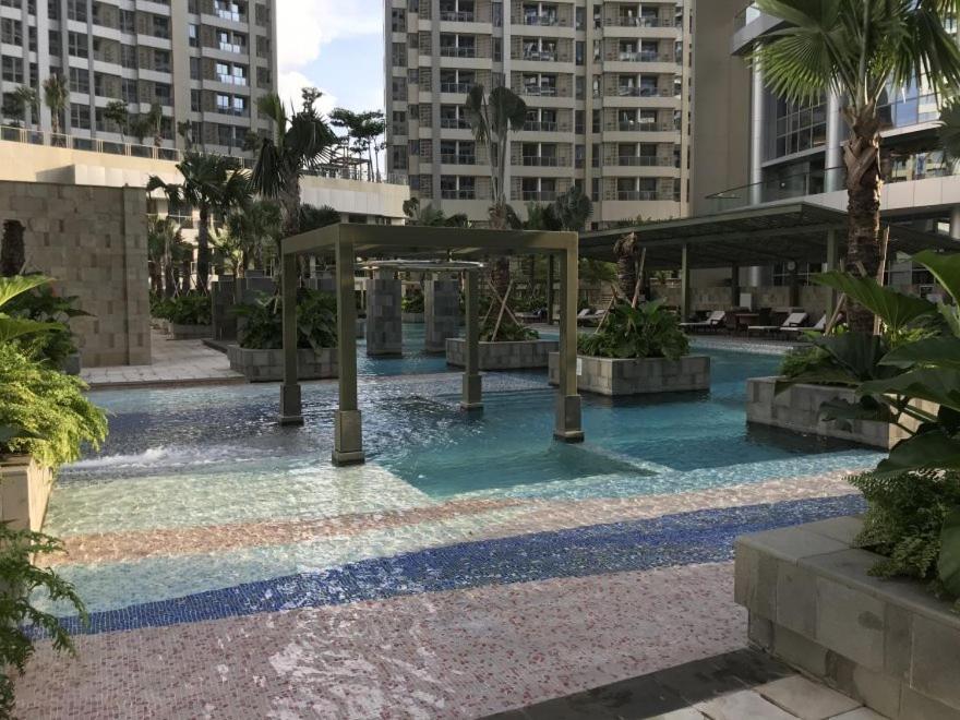 1 BR Apartment Near Shopping Malls photo