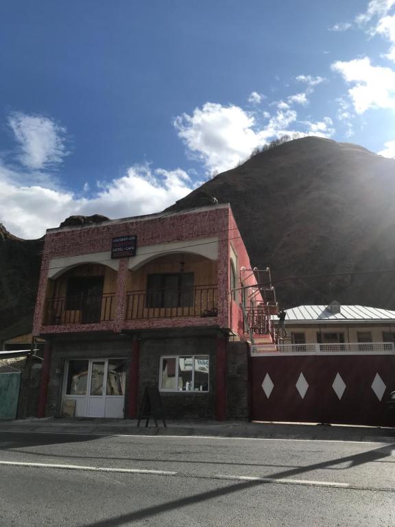 WATERFALL, Stepancminda