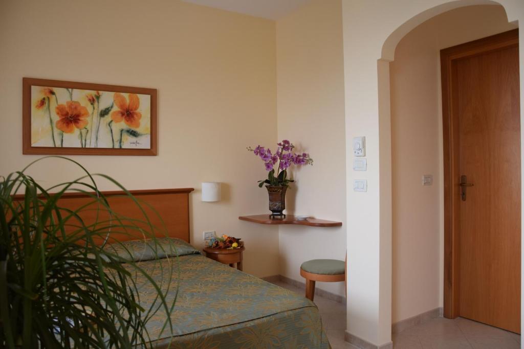 Hotel Tirreno — Hotel rooms in Parghelia, Calabria