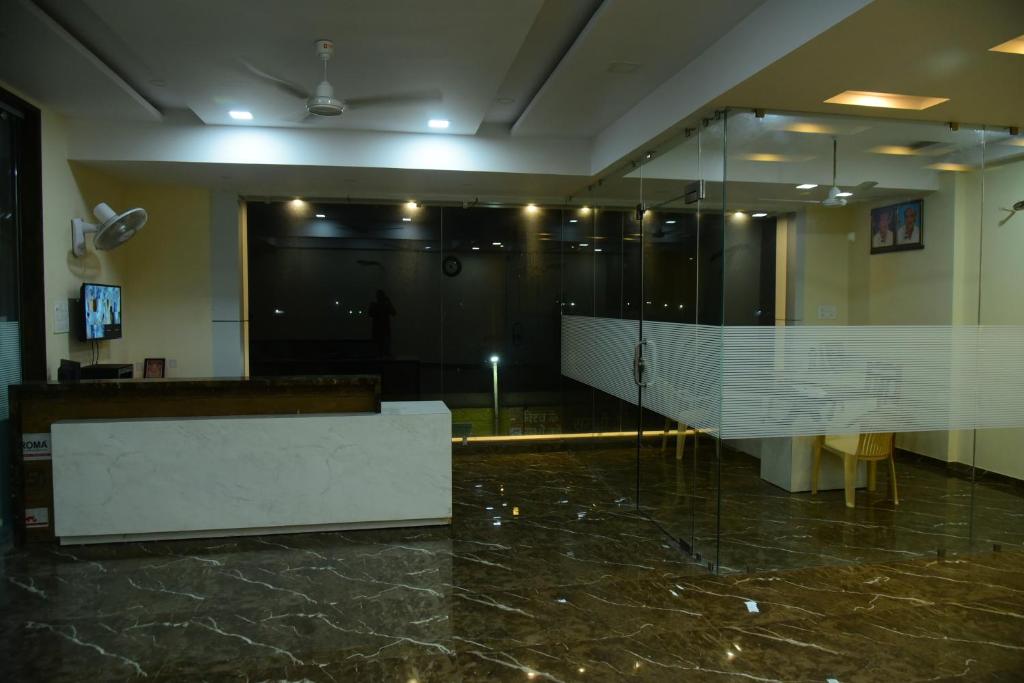 Hotel Savera Palace photo