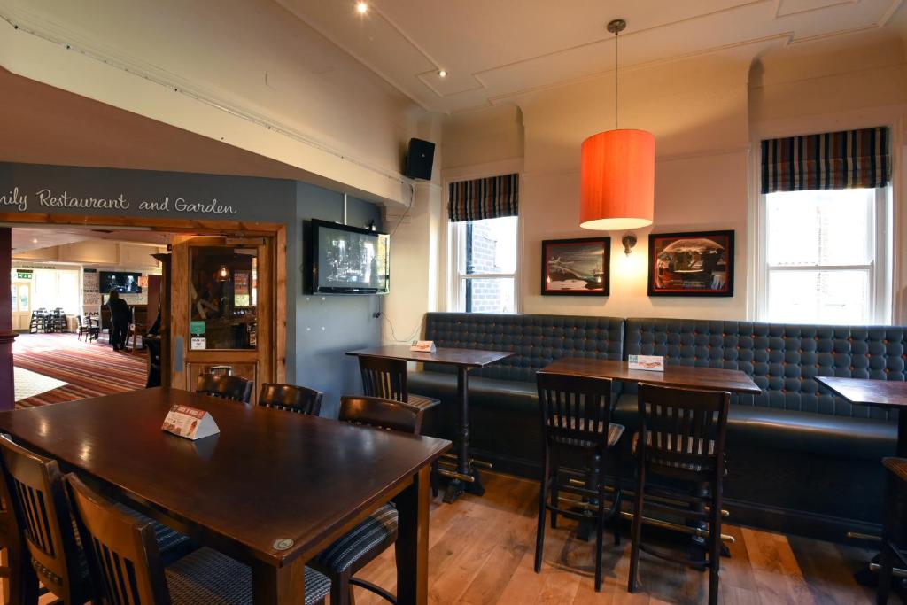 Oaklands by Greene King Inns photo
