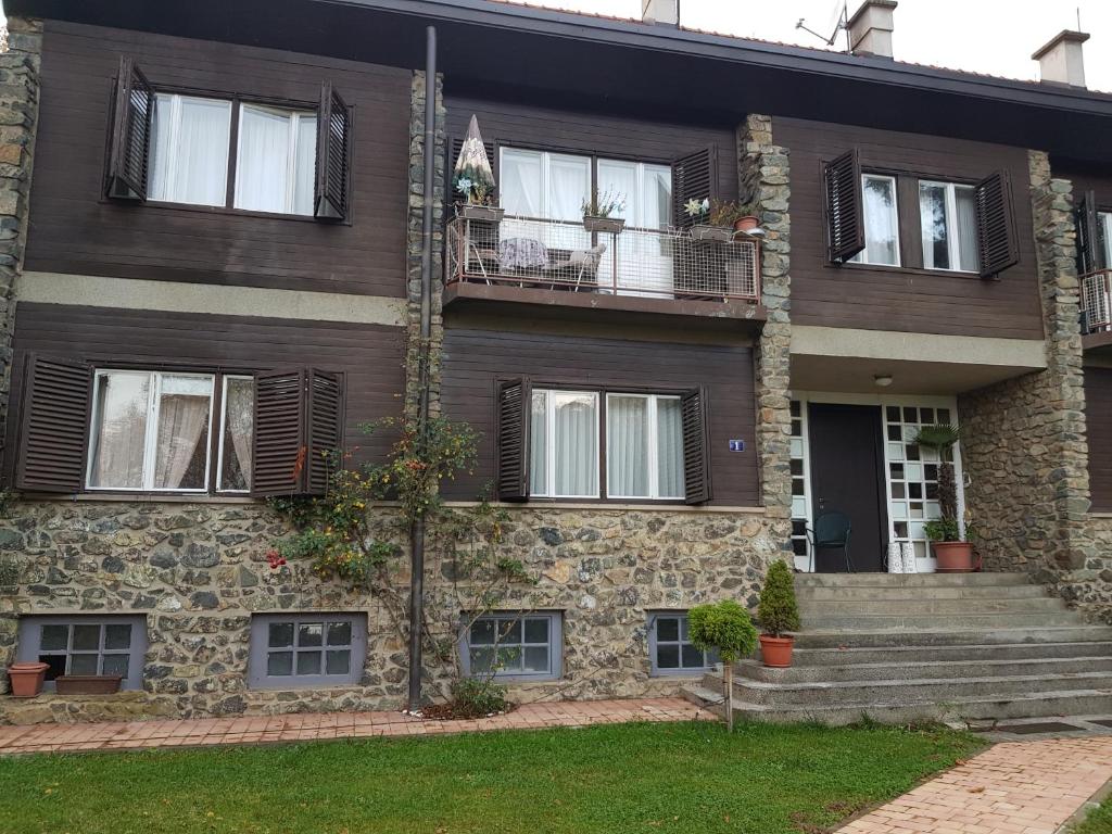 Kamena kuca — Hotel in Pozega