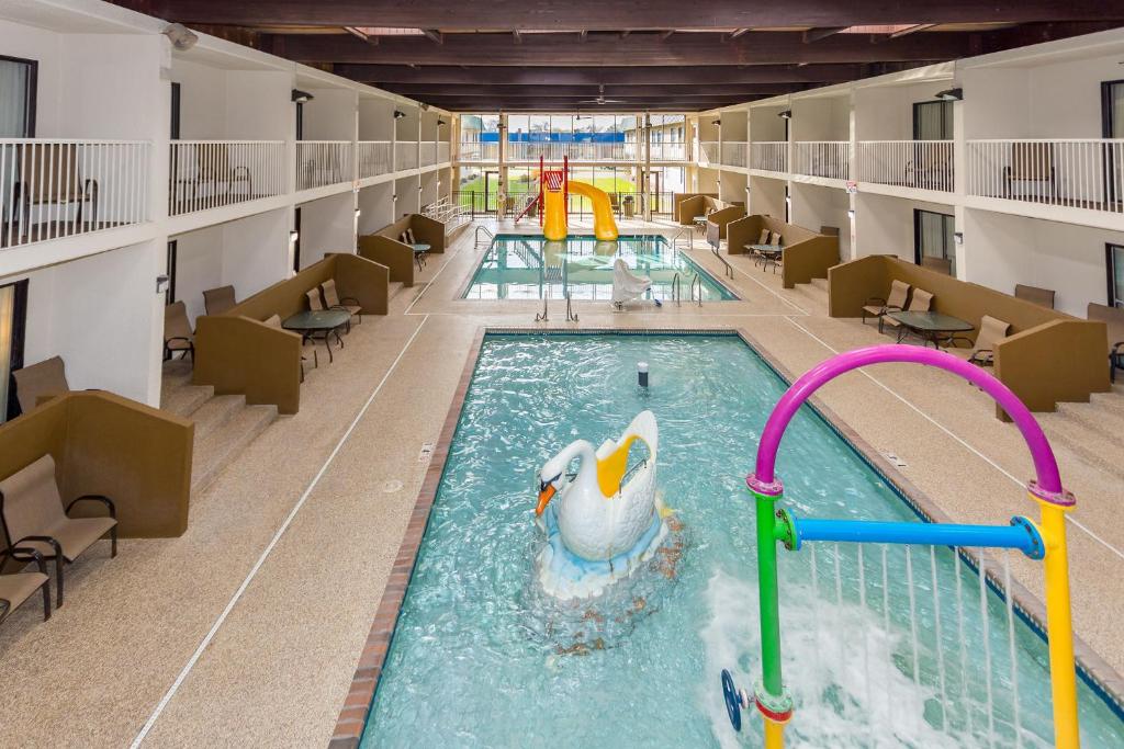 Ramada Hotel & Conference Center by Wyndham Plymouth photo
