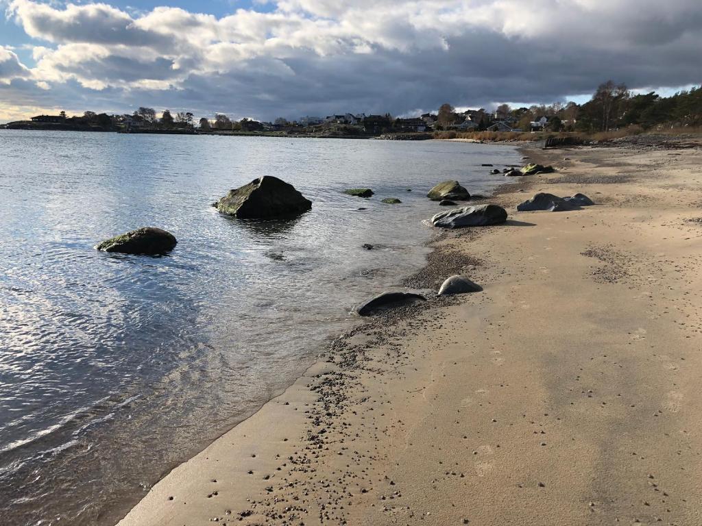 Tva gasthus vid hav och strand photo