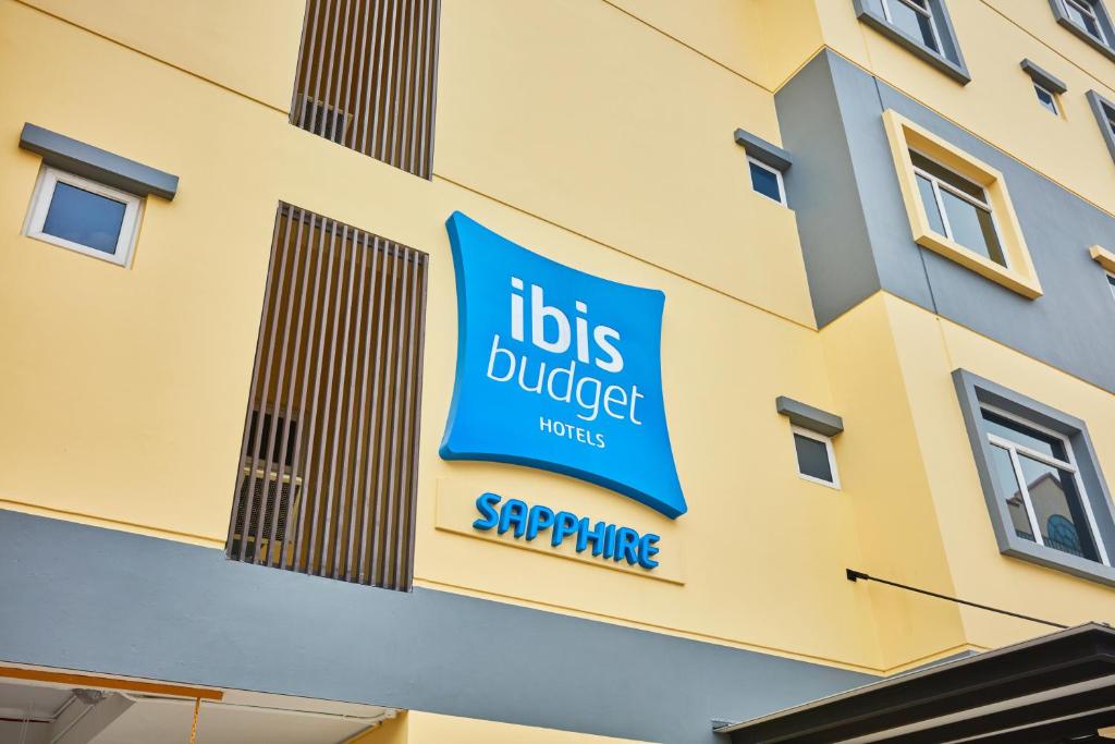 Entrance, ibis budget Singapore Sapphire in Singapore