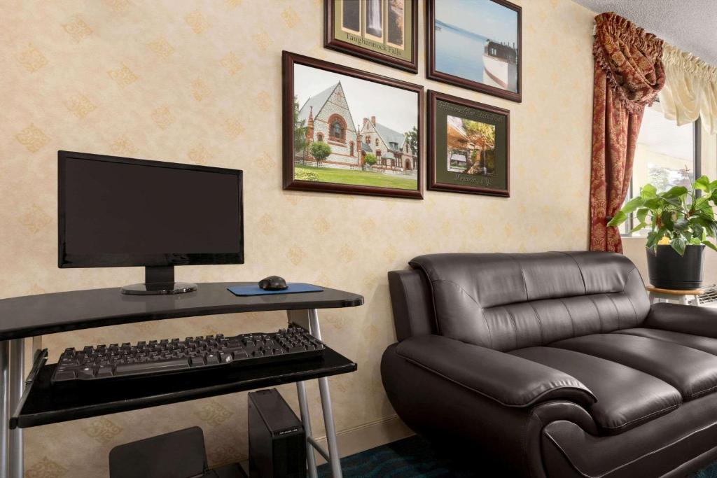 Days Inn by Wyndham Auburn/Finger Lakes Region photo