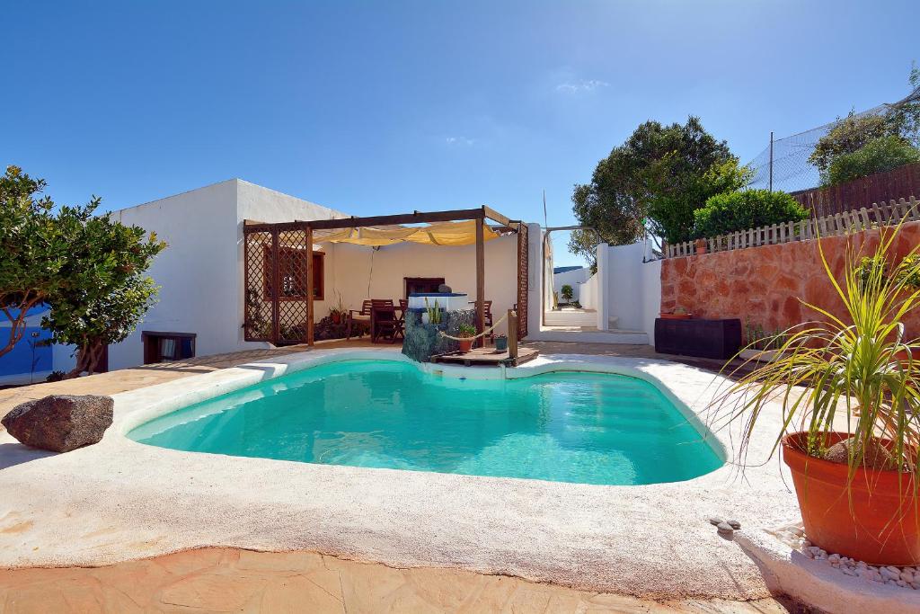 BAJO EL VOLCAN Rural Villa Canaria — Hotel in El Islote