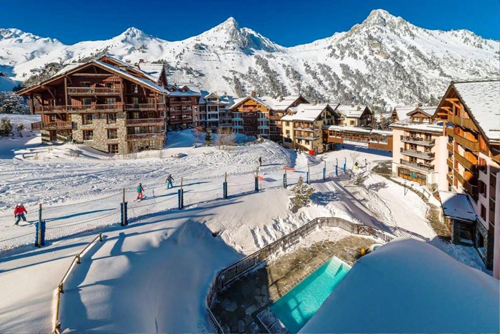 Куршевель франция горнолыжный курорт. Город межев франция. Мерибель моттаре франция. Межев горнолыжный курорт. Курорт ля боль (франция).