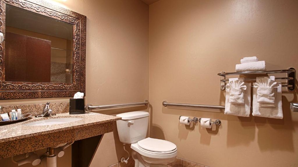 Crandon Inn & Suites photo