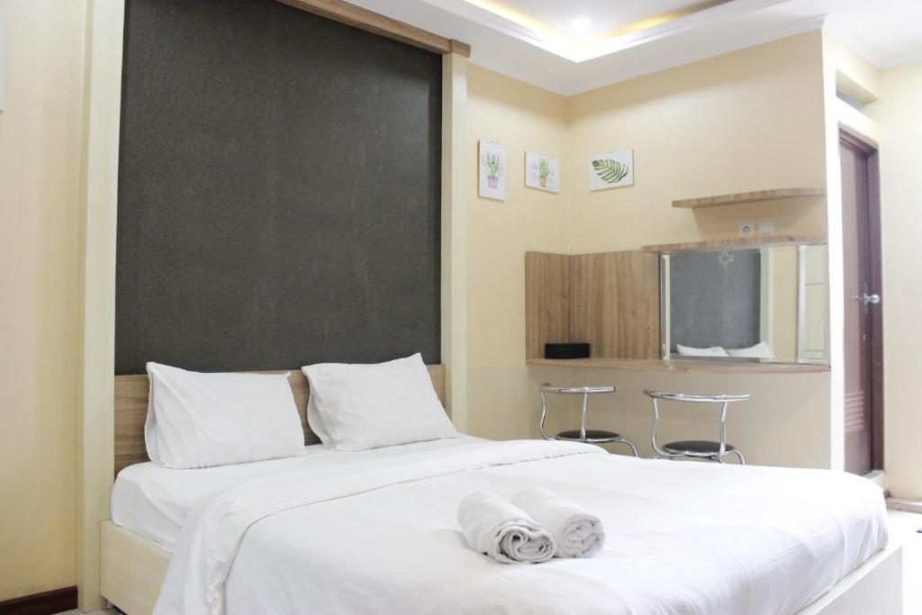 Minimalist Studio Gateway Apartement Ahmad Yani Cicadas By Travelio, Bandung