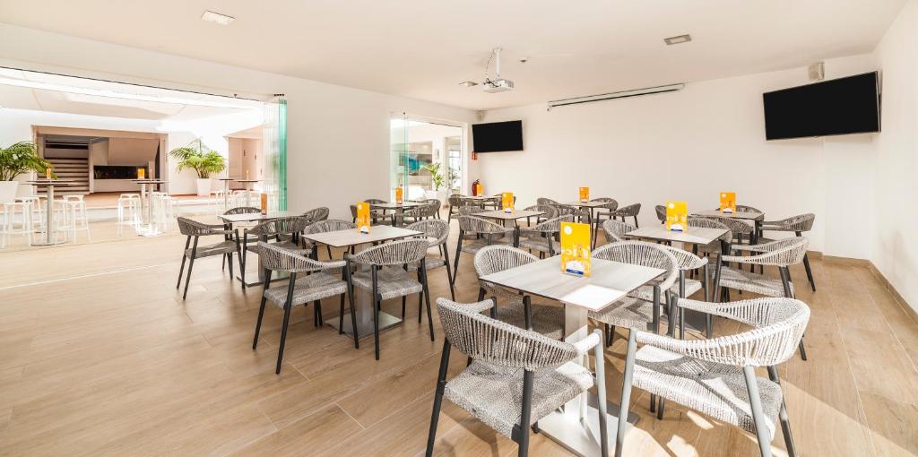 Apartamentos Globales Lord Nelson — Restaurant & bars in Santo Tomas, Balearic Islands