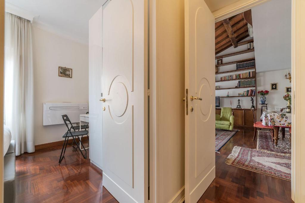 Quiet and classic on two floors by Trevi Fountain - FromHometoRome 전경